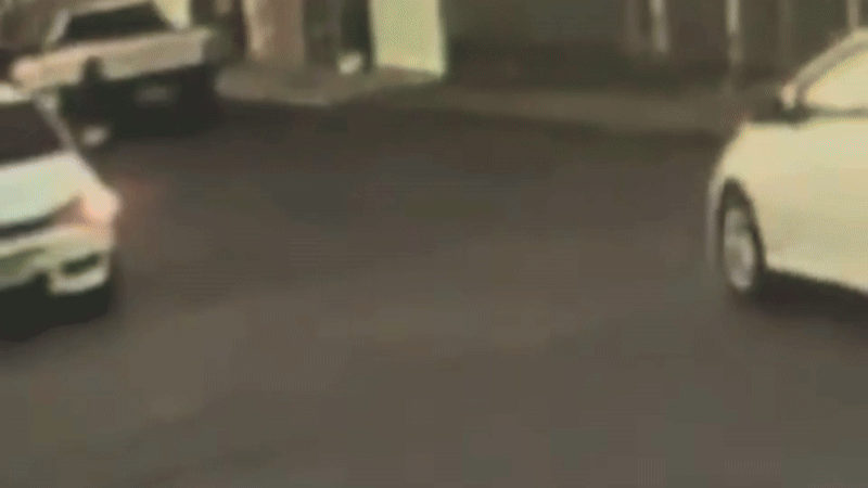 VÍDEO: Carro avança sinalização, bate em moto, perde o controle e capota após atingir portão em MG