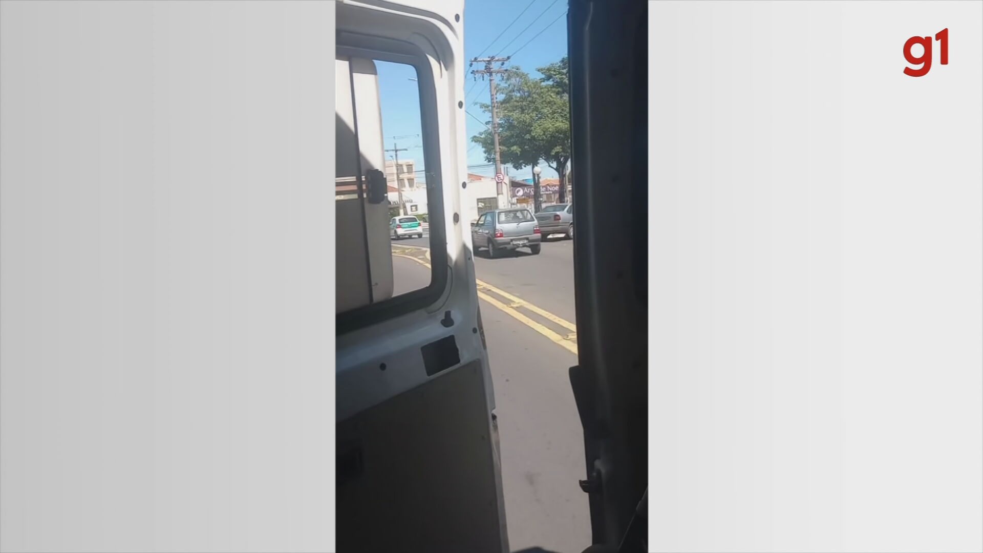 VÍDEO: idosa é transportada em ambulância com a porta traseira aberta no interior de SP