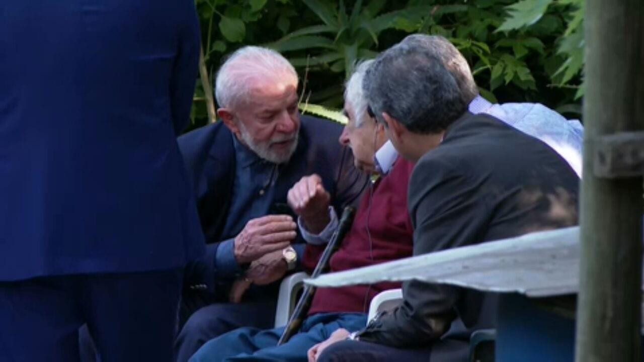 Lula visita Mujica e se emociona: 'A pessoa mais extraordinária que conheci'