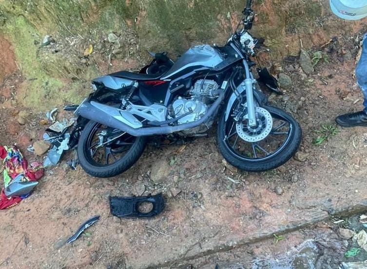 Jovem fica gravemente ferido em acidente entre carro e moto em Angra dos Reis