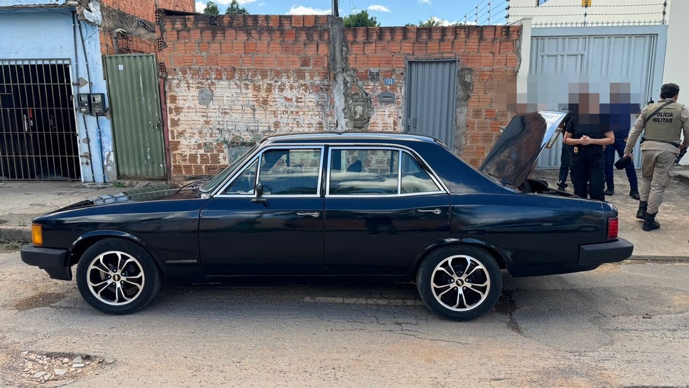 Homem aciona polícia e diz que encontrou corpo após abrir porta-malas de carro na Bahia — Foto: Ivonaldo Paiva / Blog do Braga