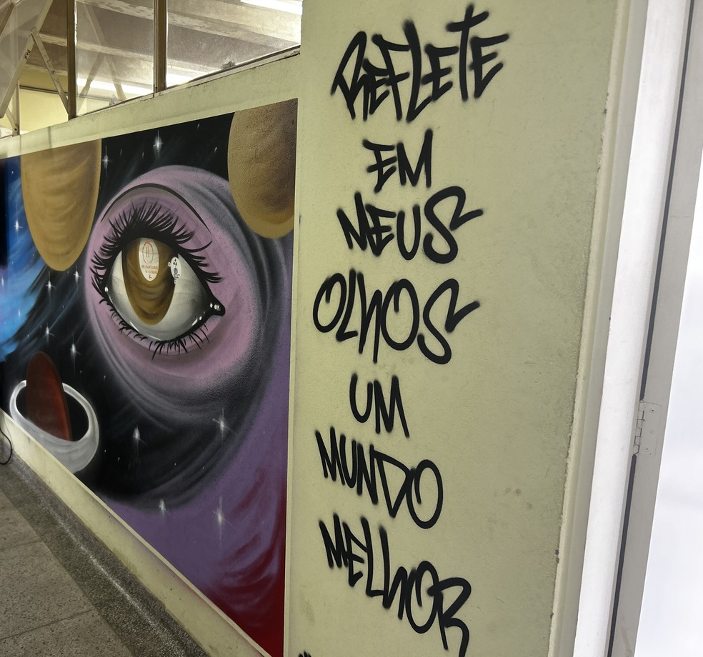 Mural grafitado em um dos corredores da uni-diversidade da quebrada — Foto: Aline Freitas/g1