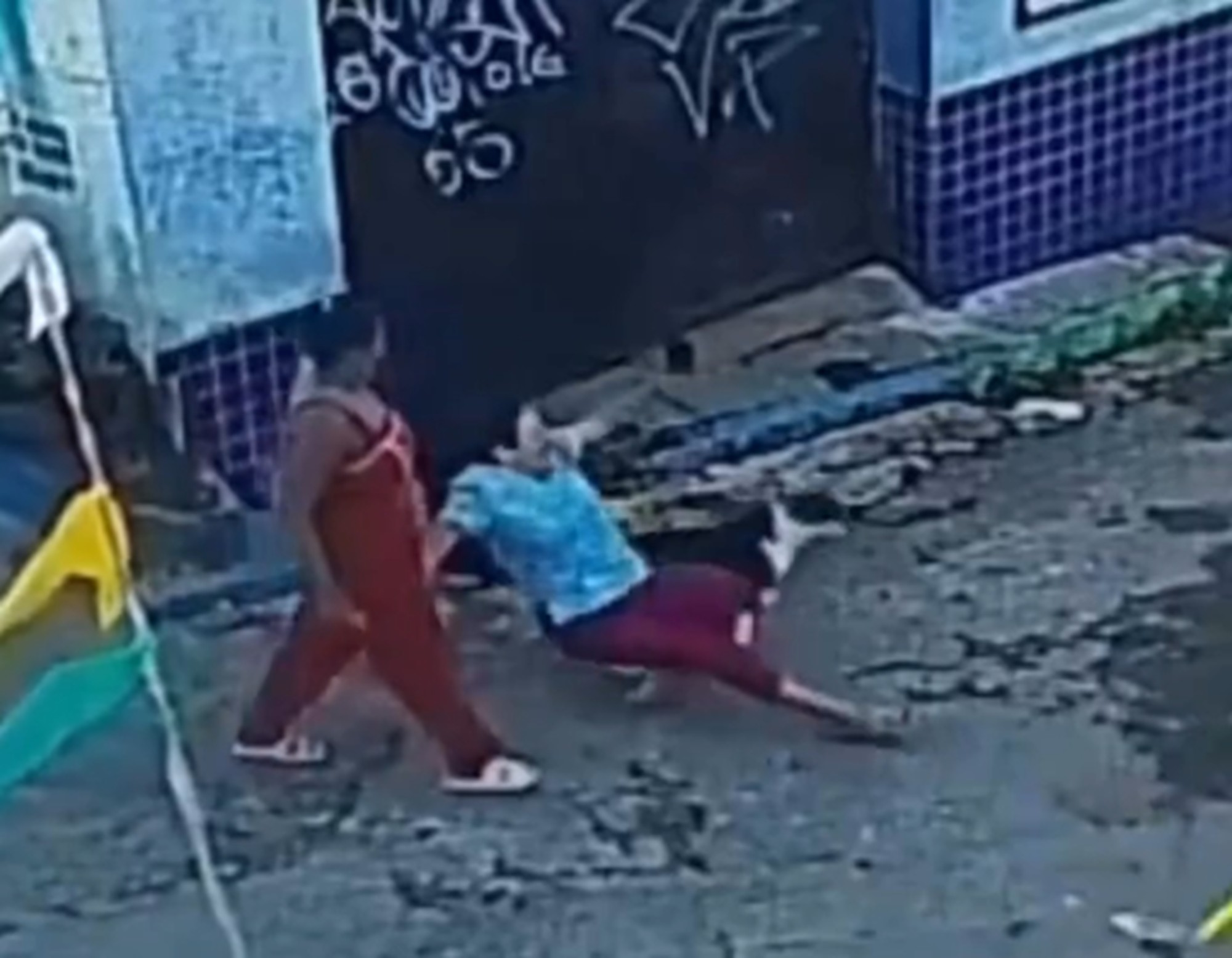'Ele queria brincar', diz costureira que viralizou ao filmar sendo 'atropelada' por cachorro no caminho para trabalho