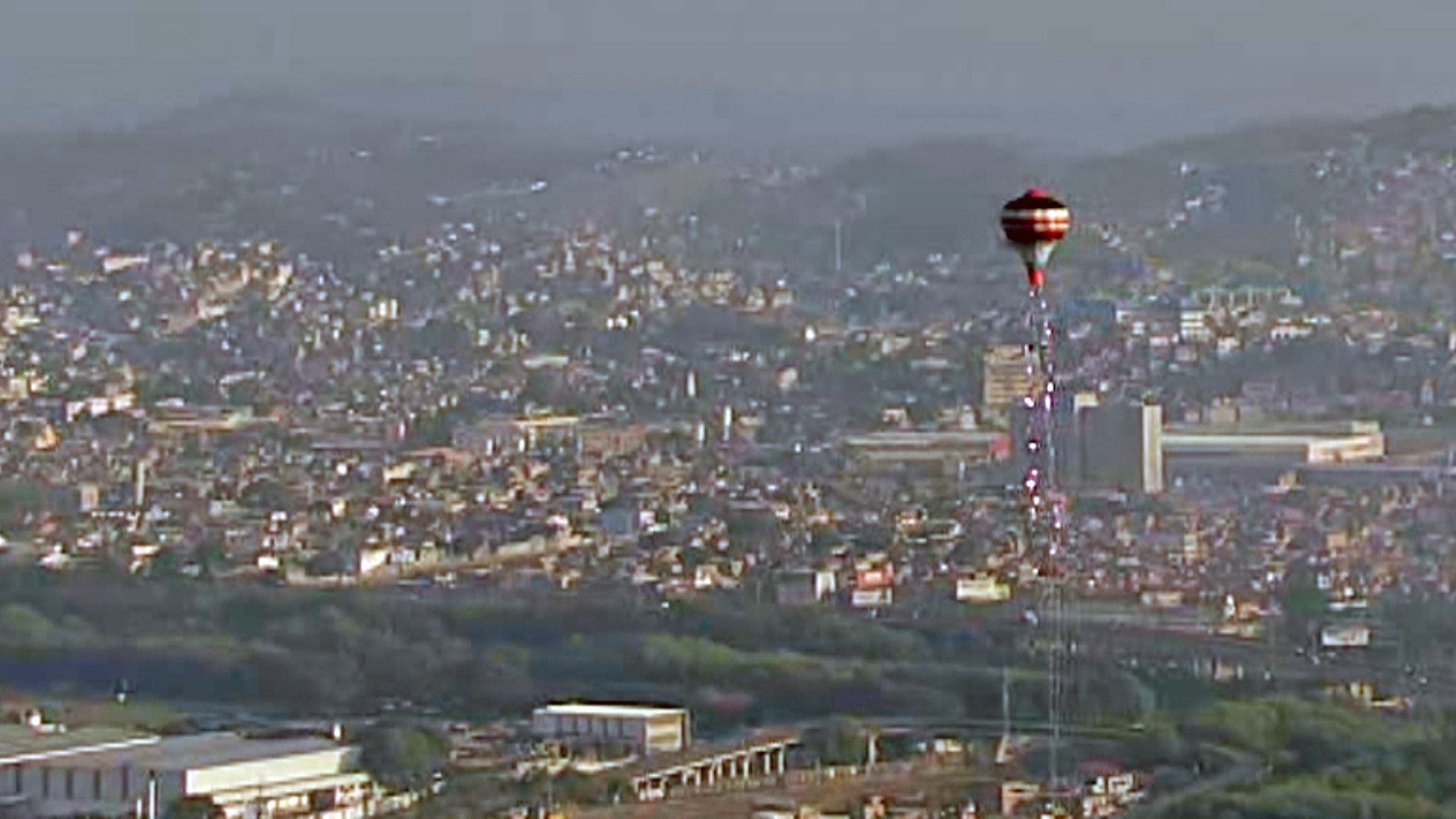 VÍDEO: balão em chamas cai em casa na Zona Norte do Rio, e morador corre para apagar o fogo