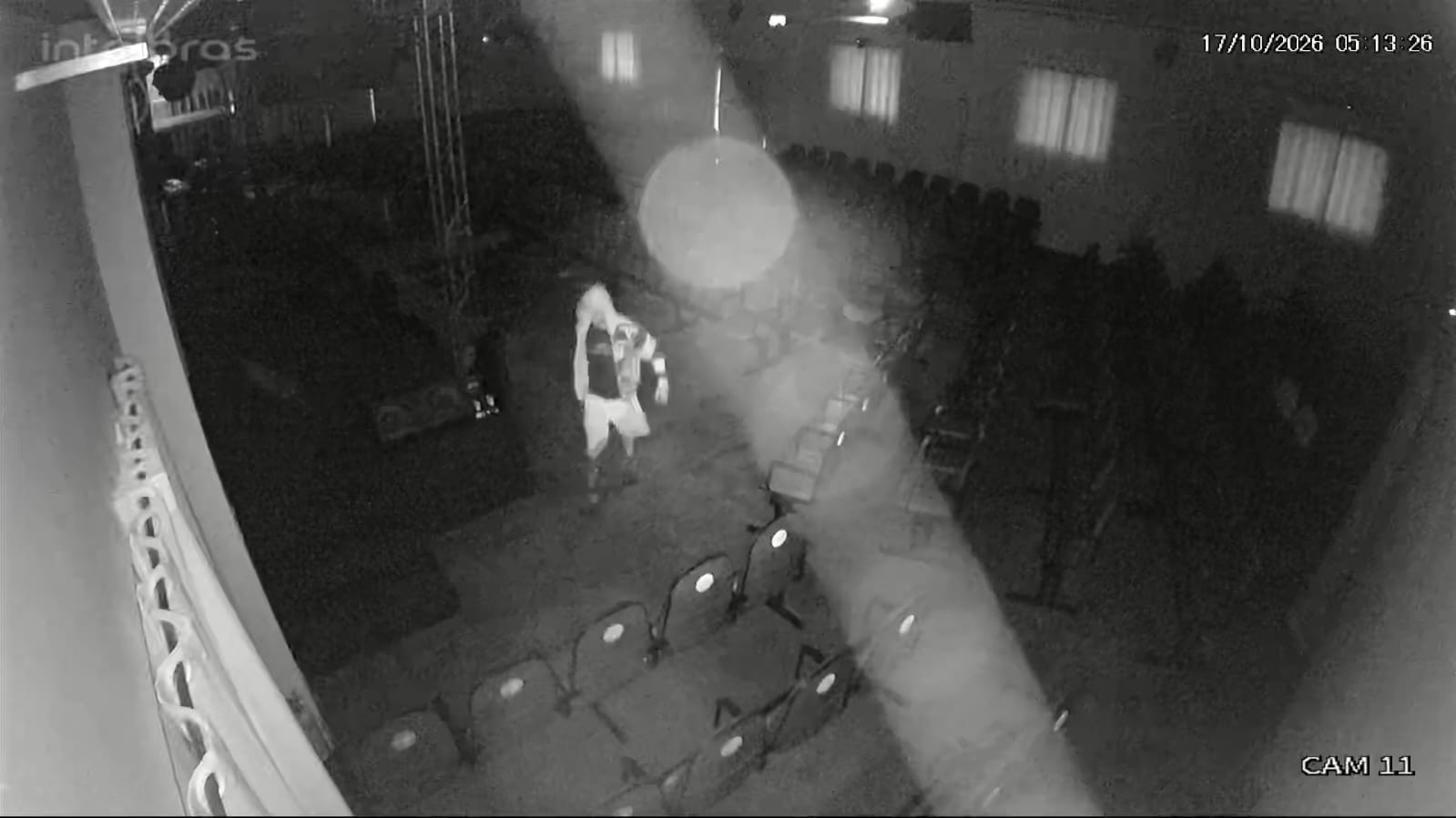 VÍDEO: Homem invade igreja evangélica e furta TVs, computador e equipamentos em Cruzeiro, SP