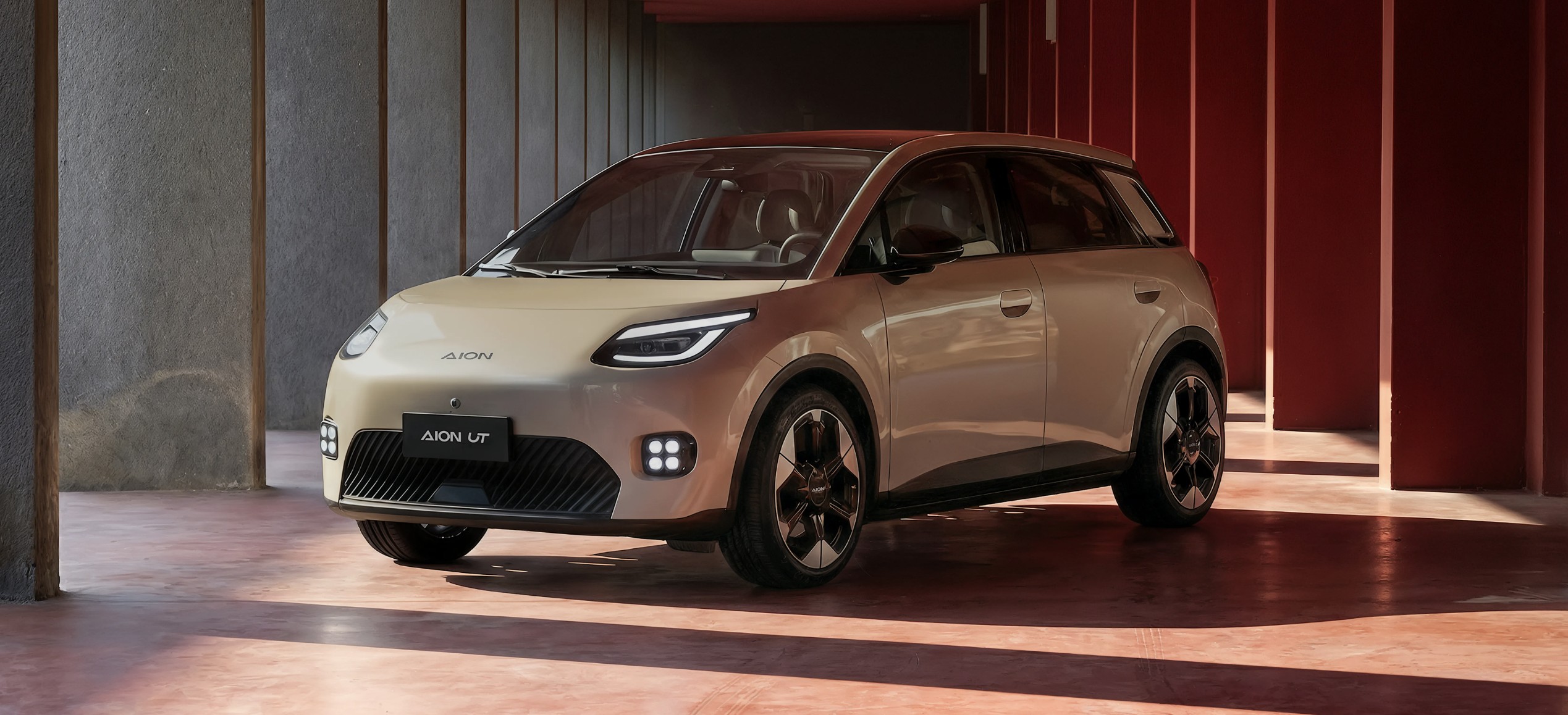 Salão de Pequim: conheça o GAC Aion UT, lançamento confirmado para o Brasil