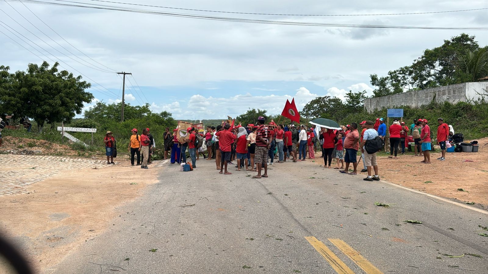 BR-406 é totalmente interditada em João Câmara por protesto do MST