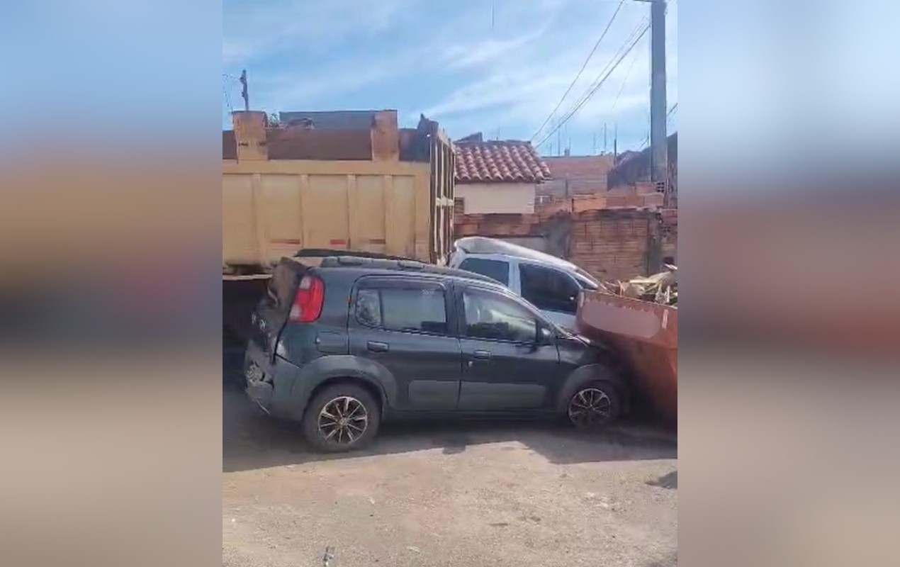 Motorista fica ferida após caminhão basculante perder o freio e bater em carros no interior de SP