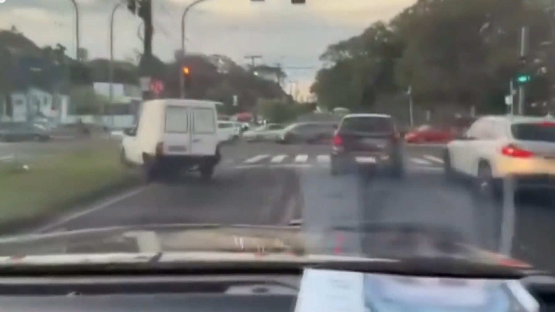 VÍDEO: polícia abre caminho no trânsito para família com bebê engasgado chegar a hospital no PR