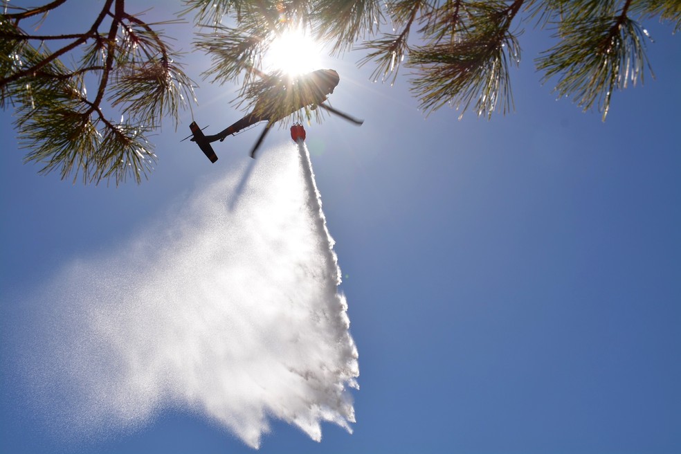 Black Hawk UH-60 combatendo incêndio florestal, nos Estados Unidos, em maio de 2022 — Foto: New Mexico National Guard via AP
