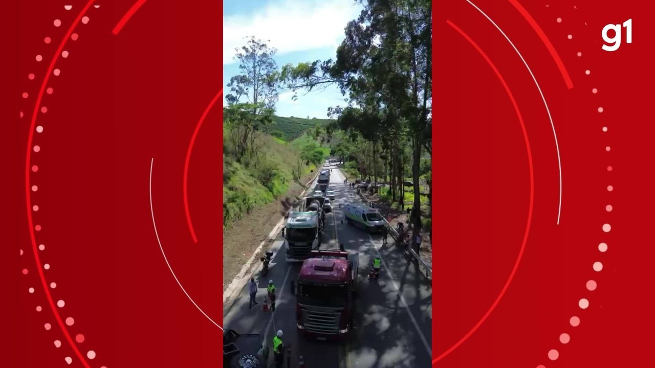 Acidente espalha carga de frutas e interdita pista da BR-116