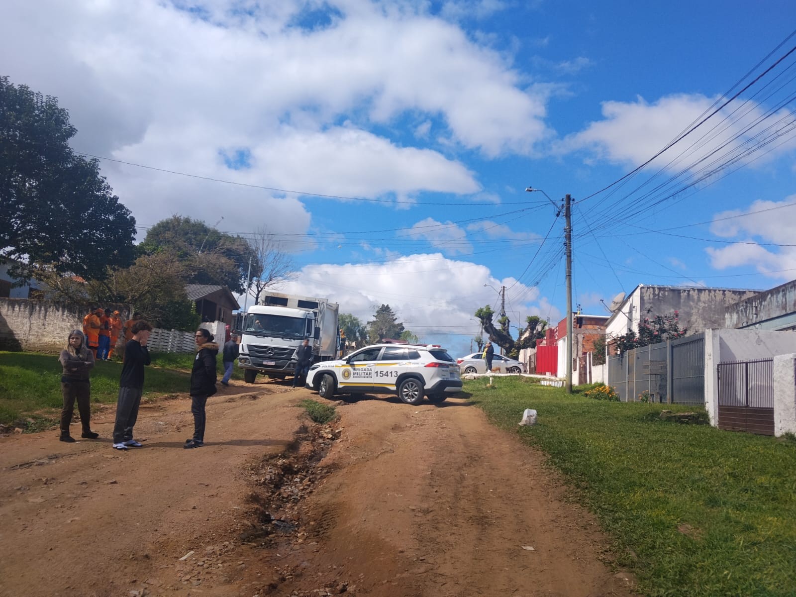 Mulher morre após ser atingida por caminhão de coleta de lixo no RS; caso é investigado