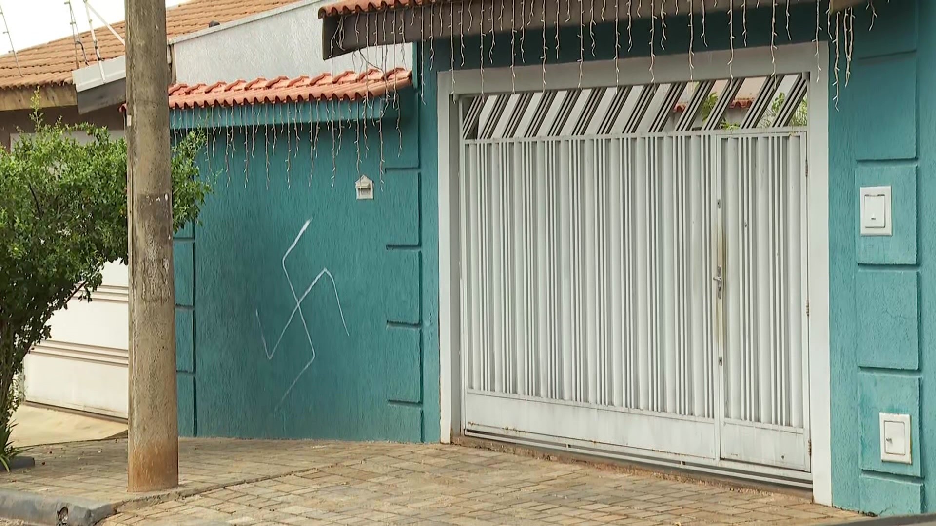 Casas amanhecem pichadas com suásticas em Franca, SP