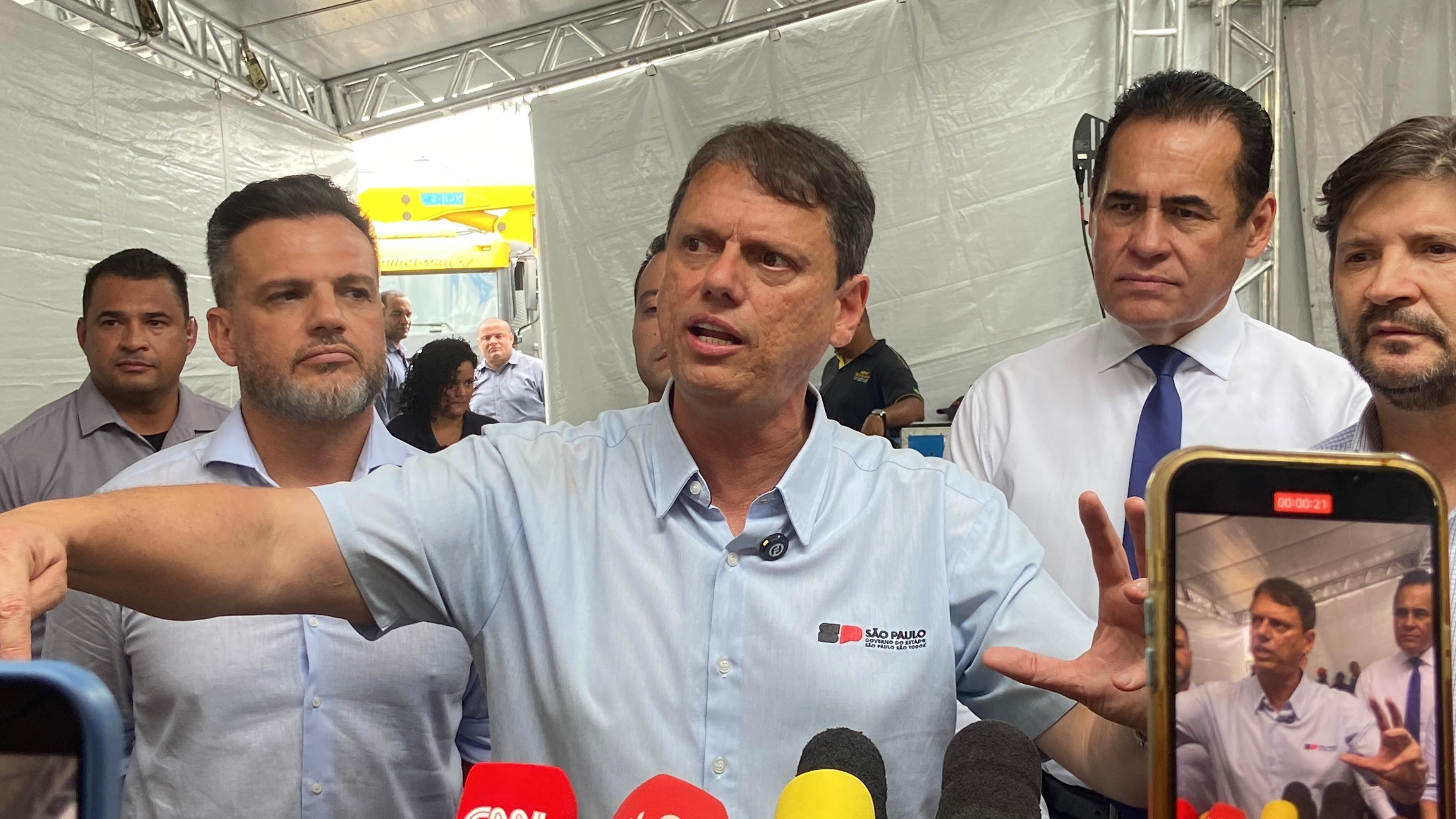 Tarcísio diz que vai se encontrar com Flávio Bolsonaro para discutir campanha presidencial e oferecer 'o melhor palanque possível' em SP 