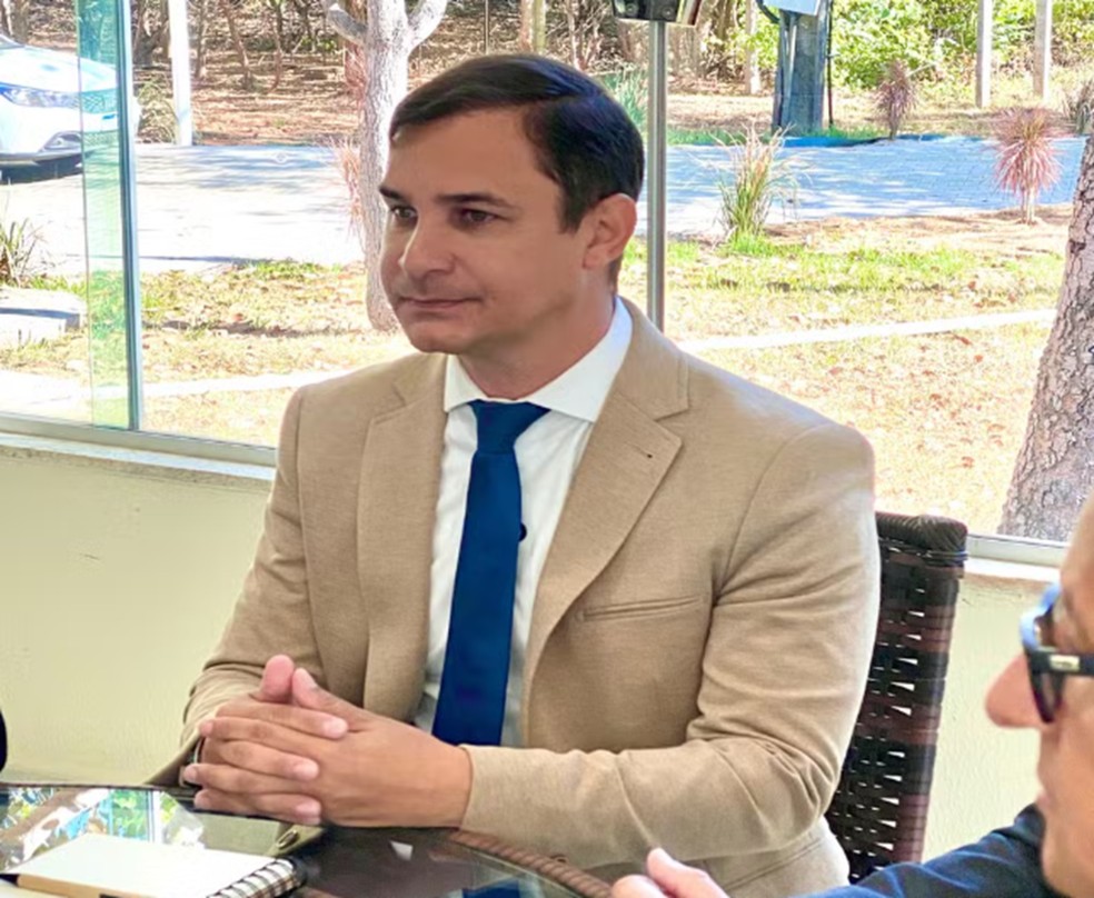 Carlos Velozo (Agir), prefeito em exercício de Palmas, em reunião com secretários municipais — Foto: Matheus Dias/TV Anhanguera