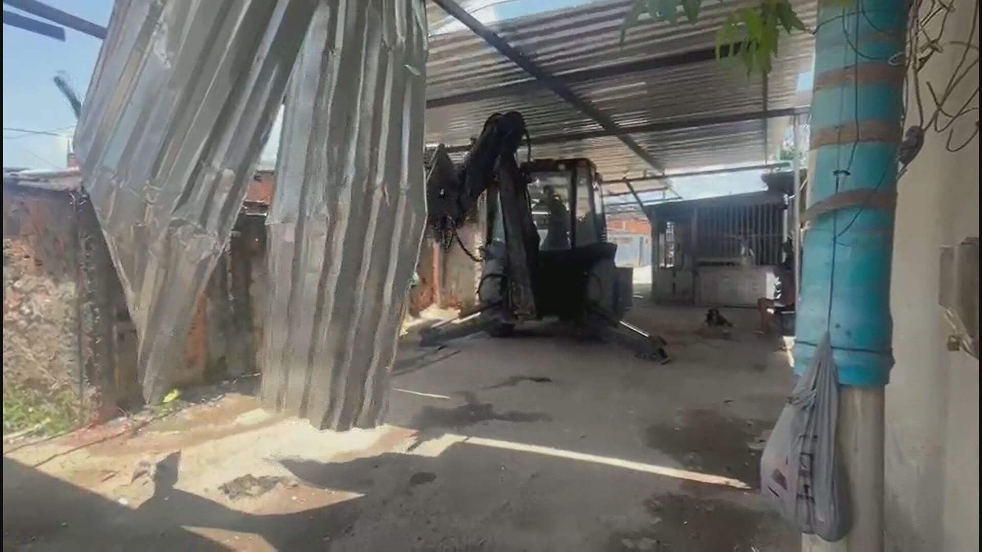 PM faz operação para demolir galpão usado por quadrilha para esconder carros roubados em Senador Camará