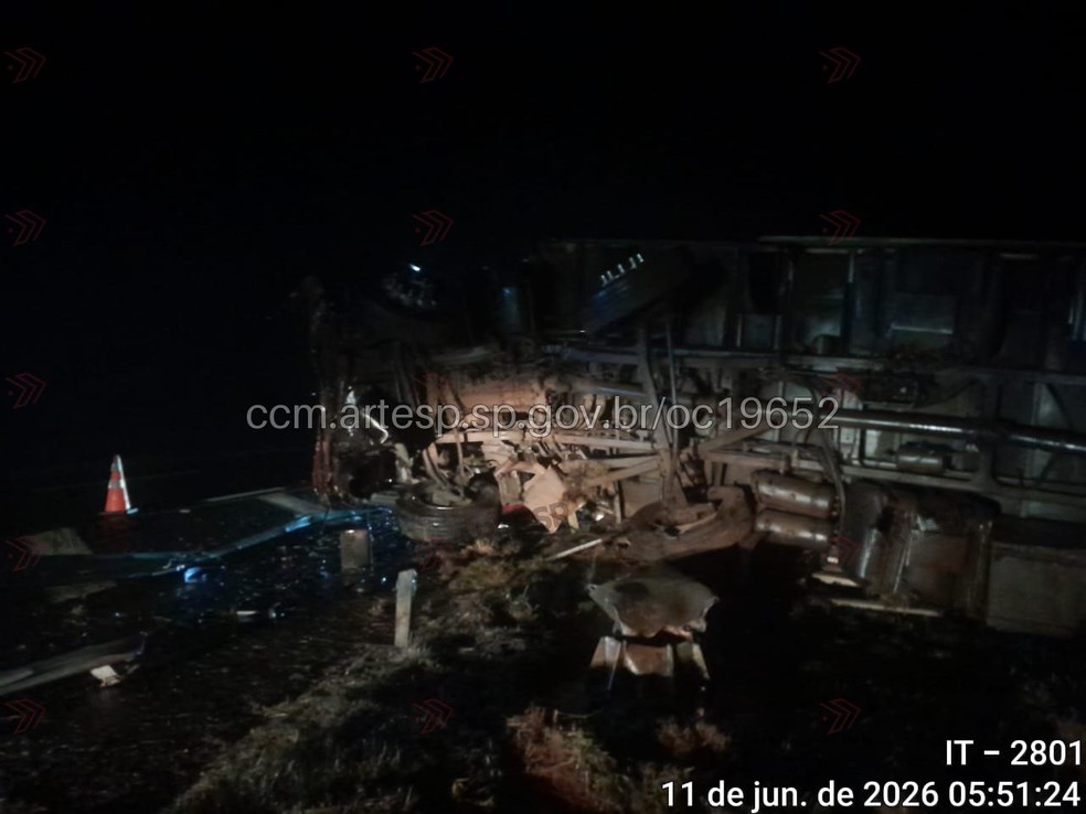 1 de 3
Caminhão tombou na SP-333 , em Florínea (SP), na madrugada desta quinta-feira (11) — Foto: Artesp/Divulgação