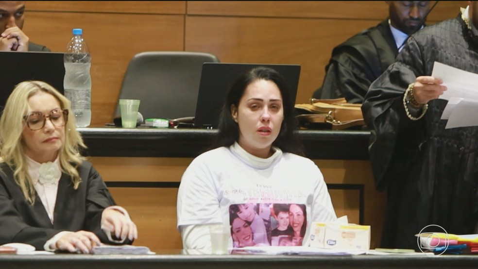 Monique Medeiros, mãe de Henry Borel, usava uma camiseta com fotos do filho — Foto: Jornal Nacional/ Reprodução