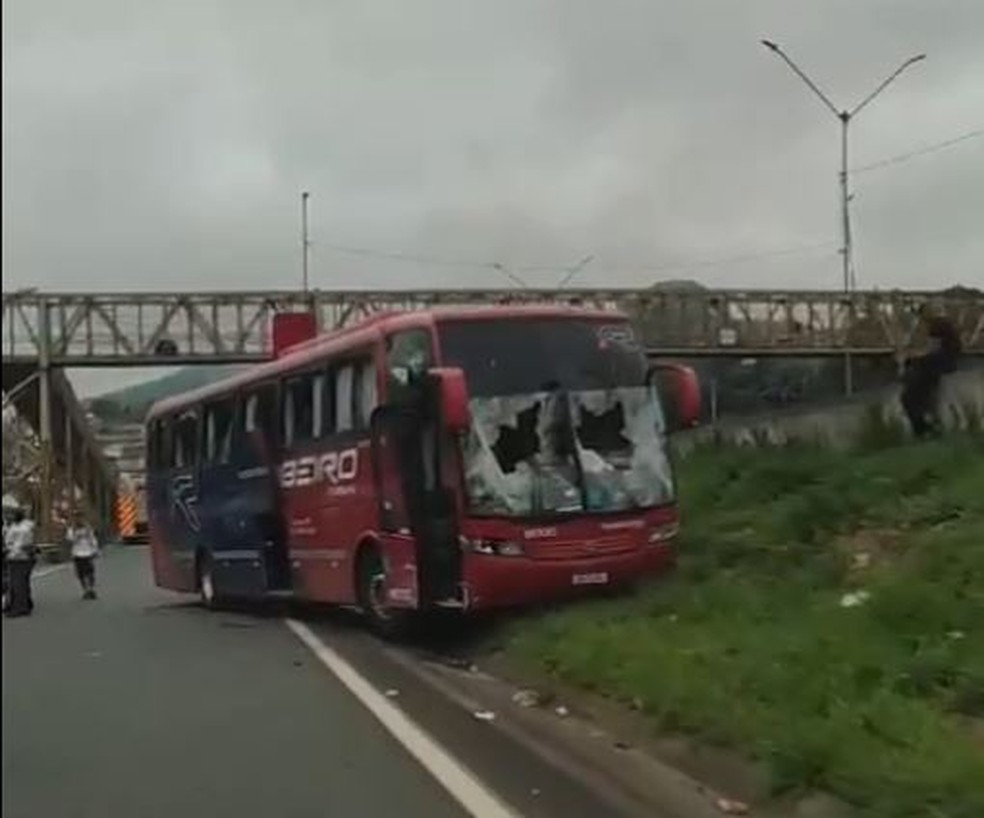 Ônibus com vidros quebrados em briga de torcedores em Mairiporã — Foto: Reprodução/Redes sociais