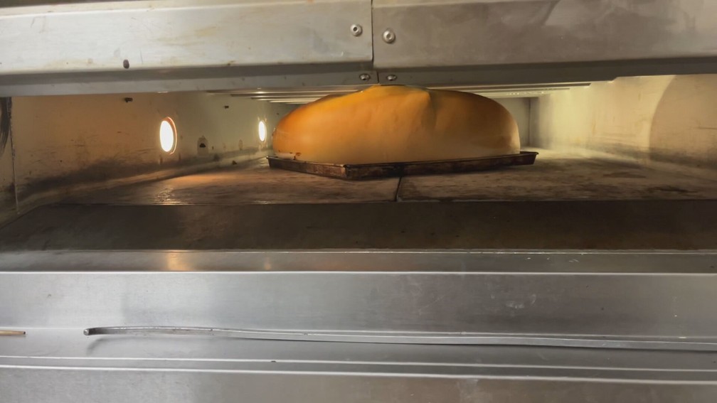Pão gigante é assado no forno com 200°C por quase duas horas — Foto: Paola Patriarca/g1