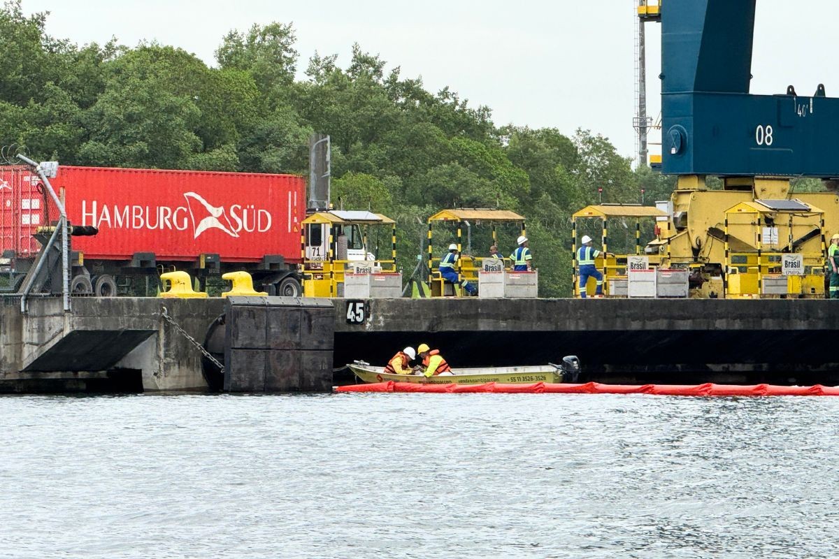 Óleo é derramado no mar durante troca do líquido em navio dinamarquês no Porto de Santos