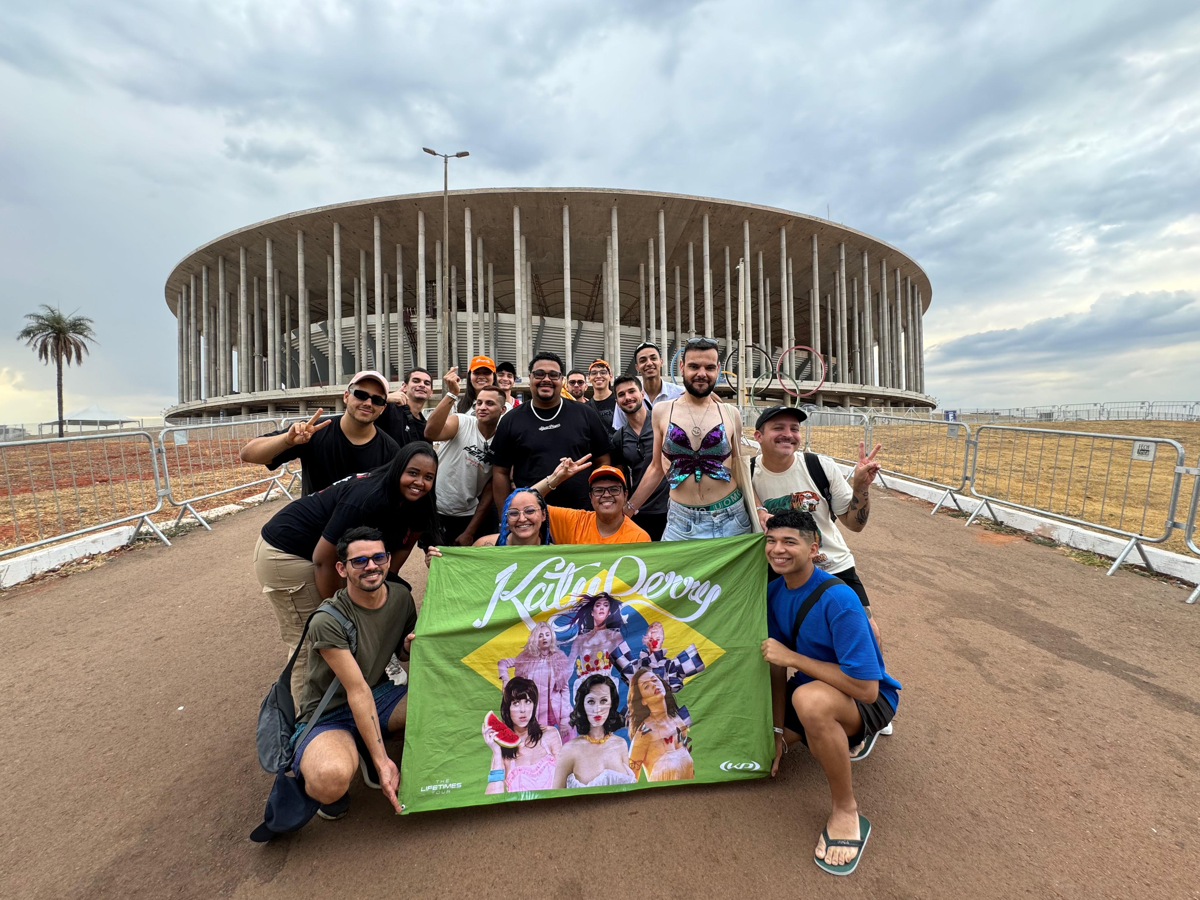 Katy Perry em Brasília: 'katycats' já estão acampados em frente ao Mané Garrincha para pegar grade no show desta sexta