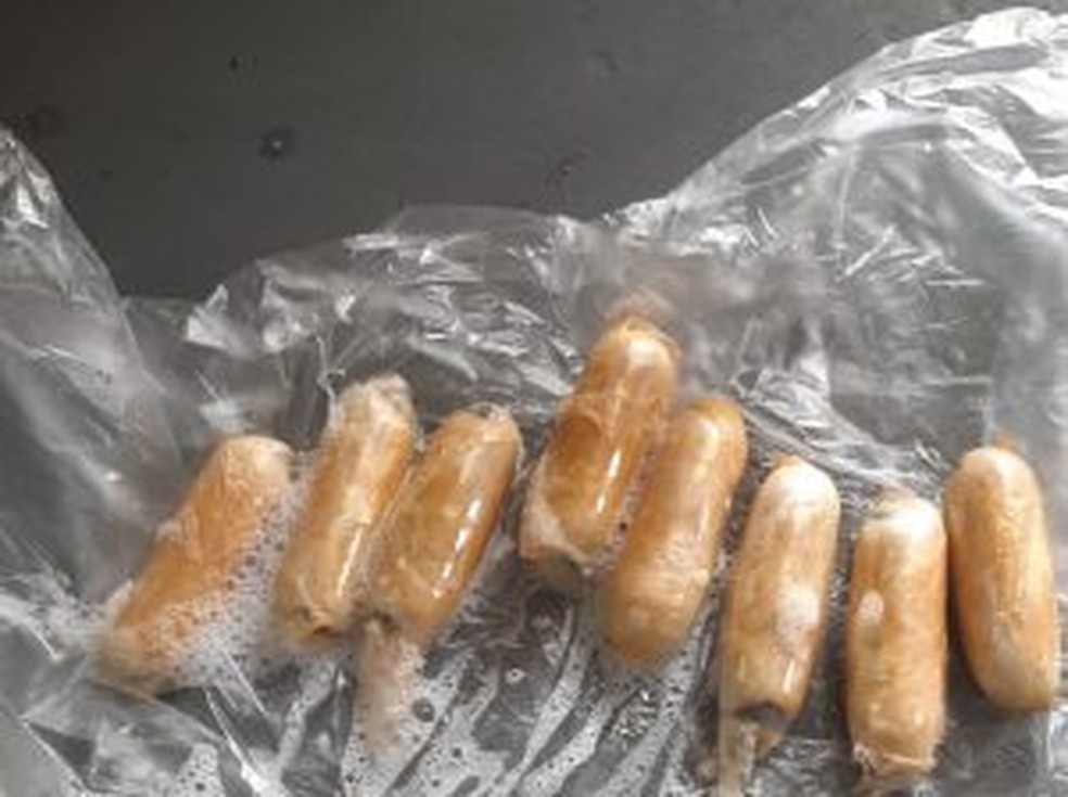 Droga expelida do corpo do boliviano. — Foto: Agepen-MS