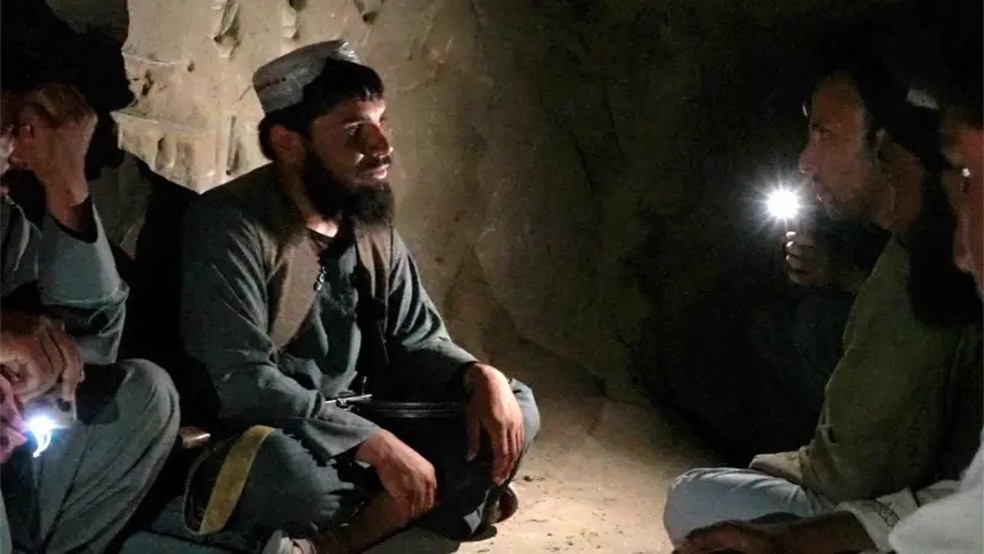 Abid Lalai é um dos muitos combatentes do Talebã que se esconderam em cavernas para evitar serem capturados pelos governos anteriores — Foto: BBC