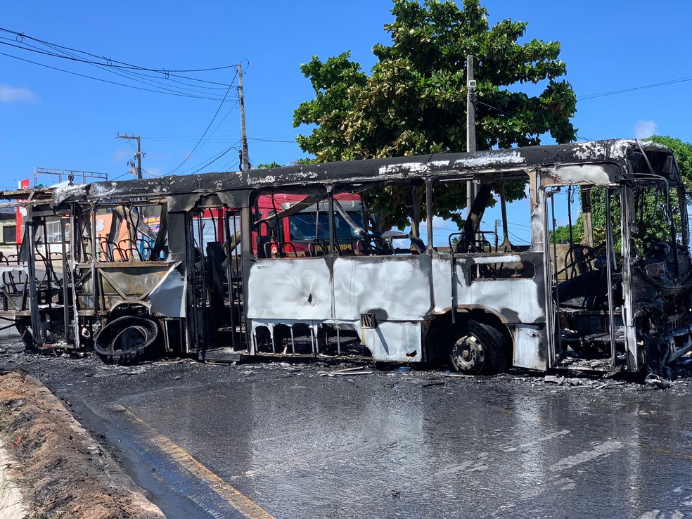 Ônibus incendiado na Ponte de Igapó — Foto: Gustavo Brendo/Inter TV Cabugi
