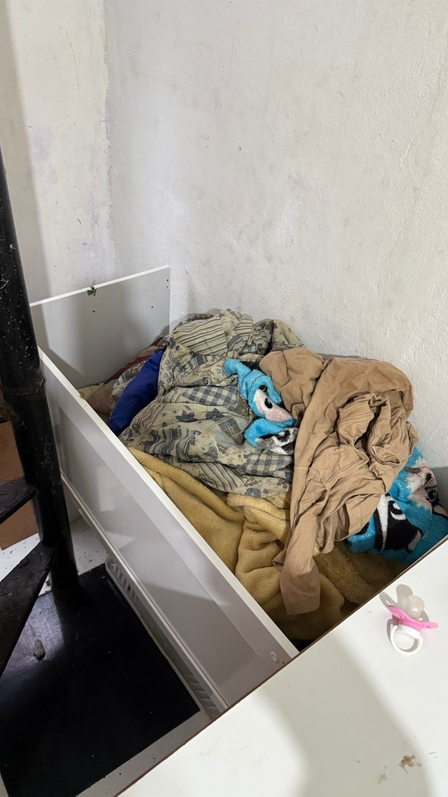 Bebê de 8 meses morre depois de ser deixado com irmã de 5 anos para mãe ir ao baile no Rio; mulher é presa