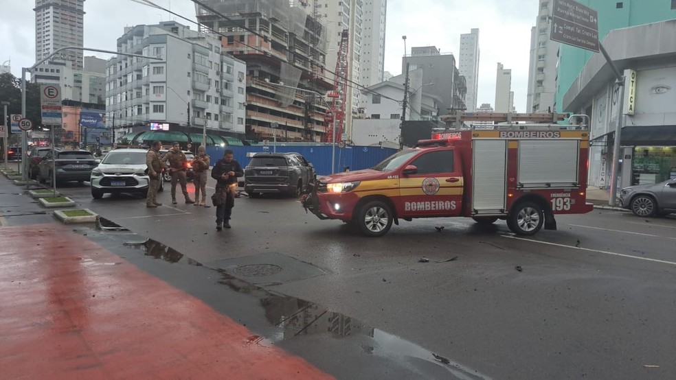 Bebê que era levado para hospital engasgado é arremessado para fora de carro