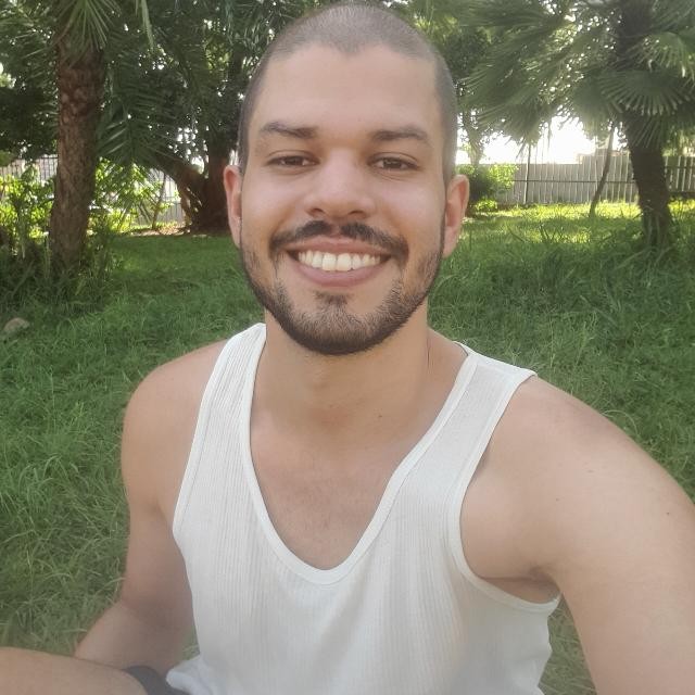 'Ouvi que teria de reaprender a respirar': o caso raro do jovem que ficou paraplégico após cirurgia cardíaca e voltou a andar