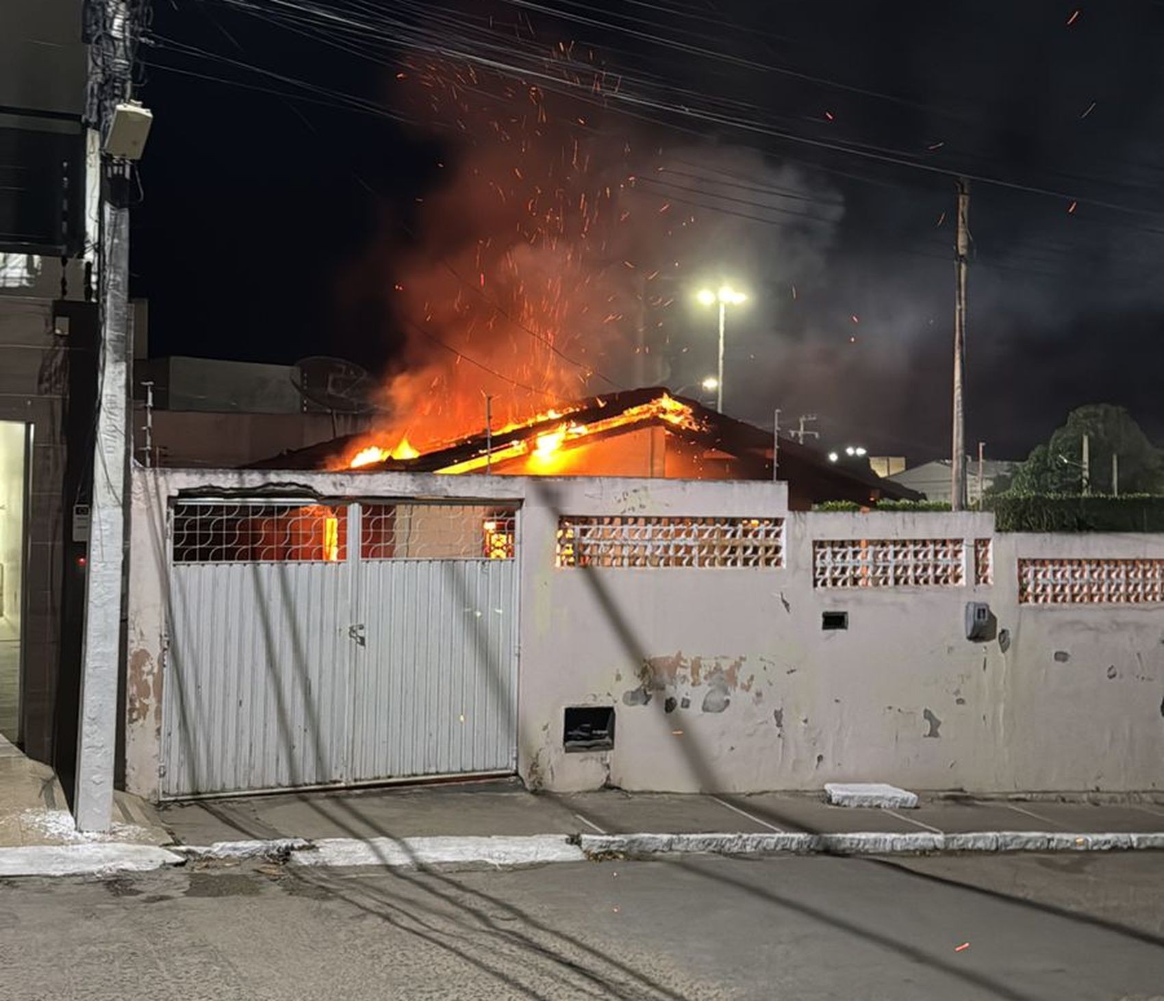 Fogo destrói casa em Canindé de São Francisco
