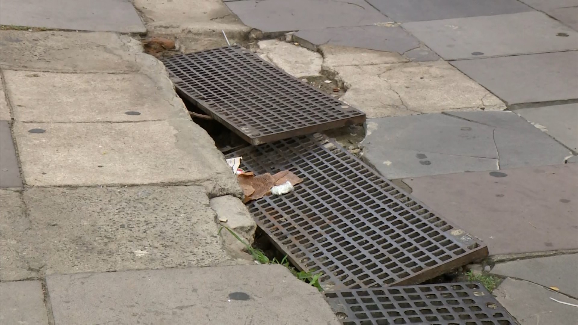 Grades de bueiros danificadas preocupam pedestres no Centro de Campinas
