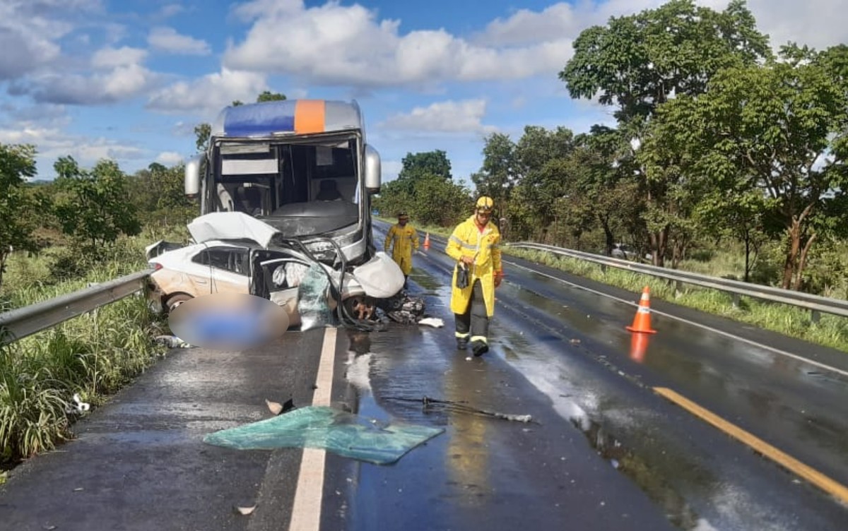 Acidente Entre Dois Carros E Um ônibus Deixa Cinco Mortos E Cinco Feridos Na Br 020 Trânsito