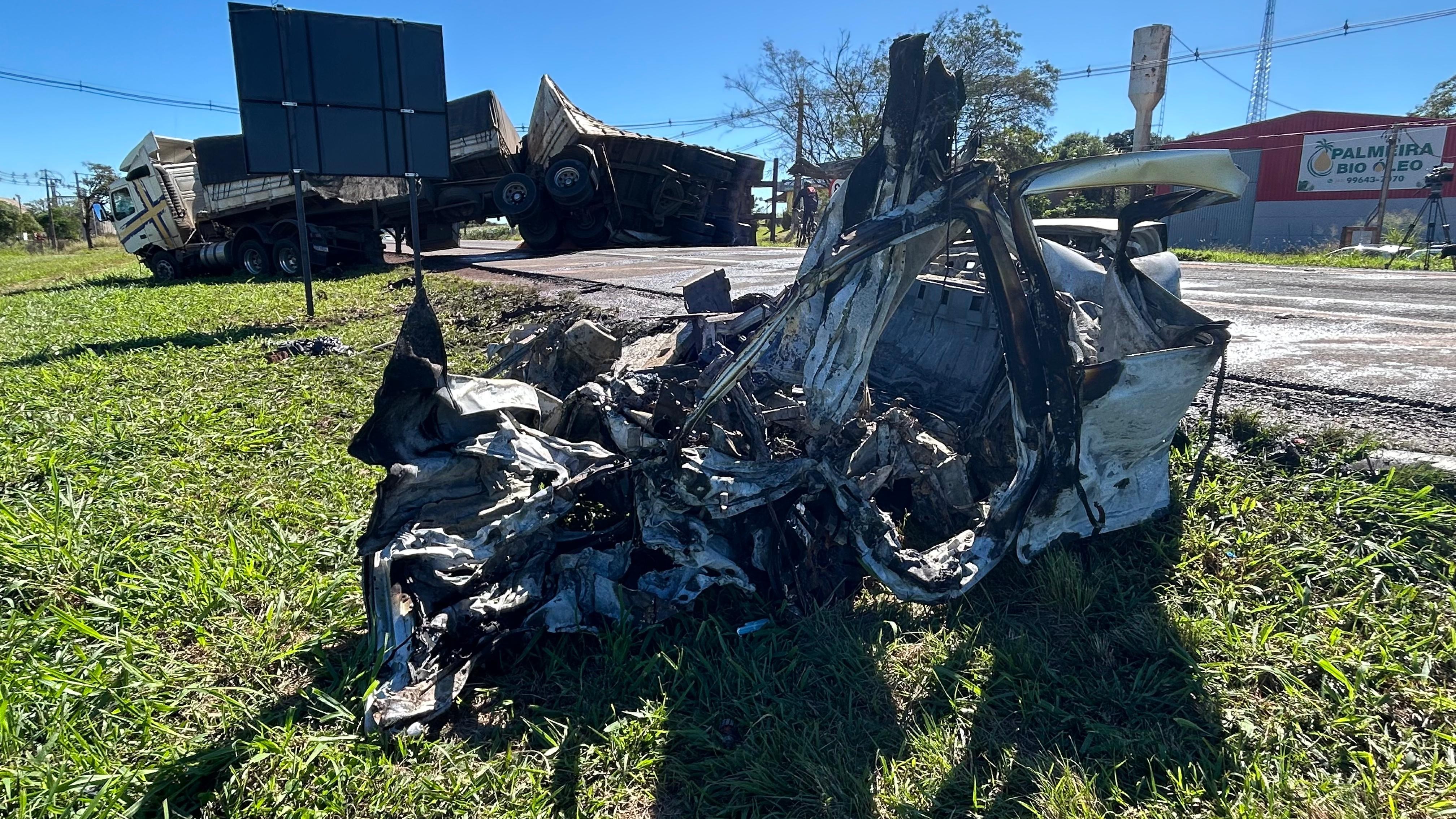 Motorista morre após carro bater em carreta carregada de adubo e pegar fogo, no Paraná