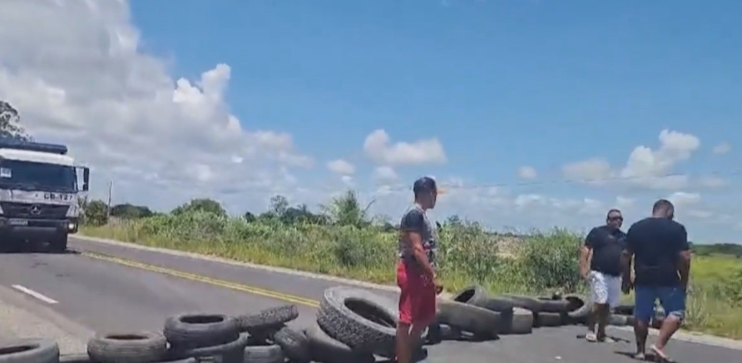 Grupo interdita trecho de rodovia em protesto contra assassinatos de três irmãos na Bahia