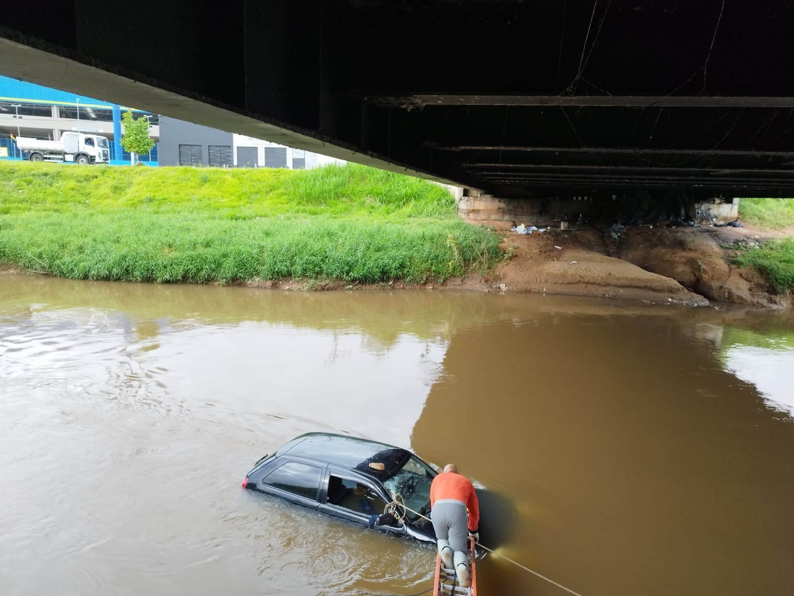 Carro é encontrado submerso no Rio Paraibuna, em Juiz de Fora