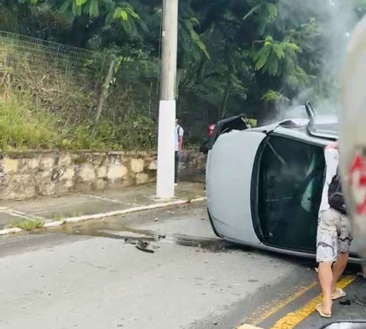 Motorista perde controle e bate carro em árvore na Rodovia Sérgio Braga, em Barra Mansa