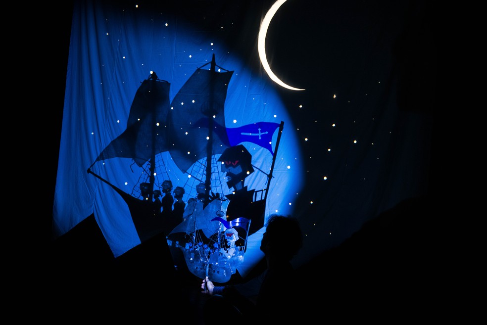 Cena do espetáculo '2 MUNDOS' — Foto: Diego Bresani/Divulgação