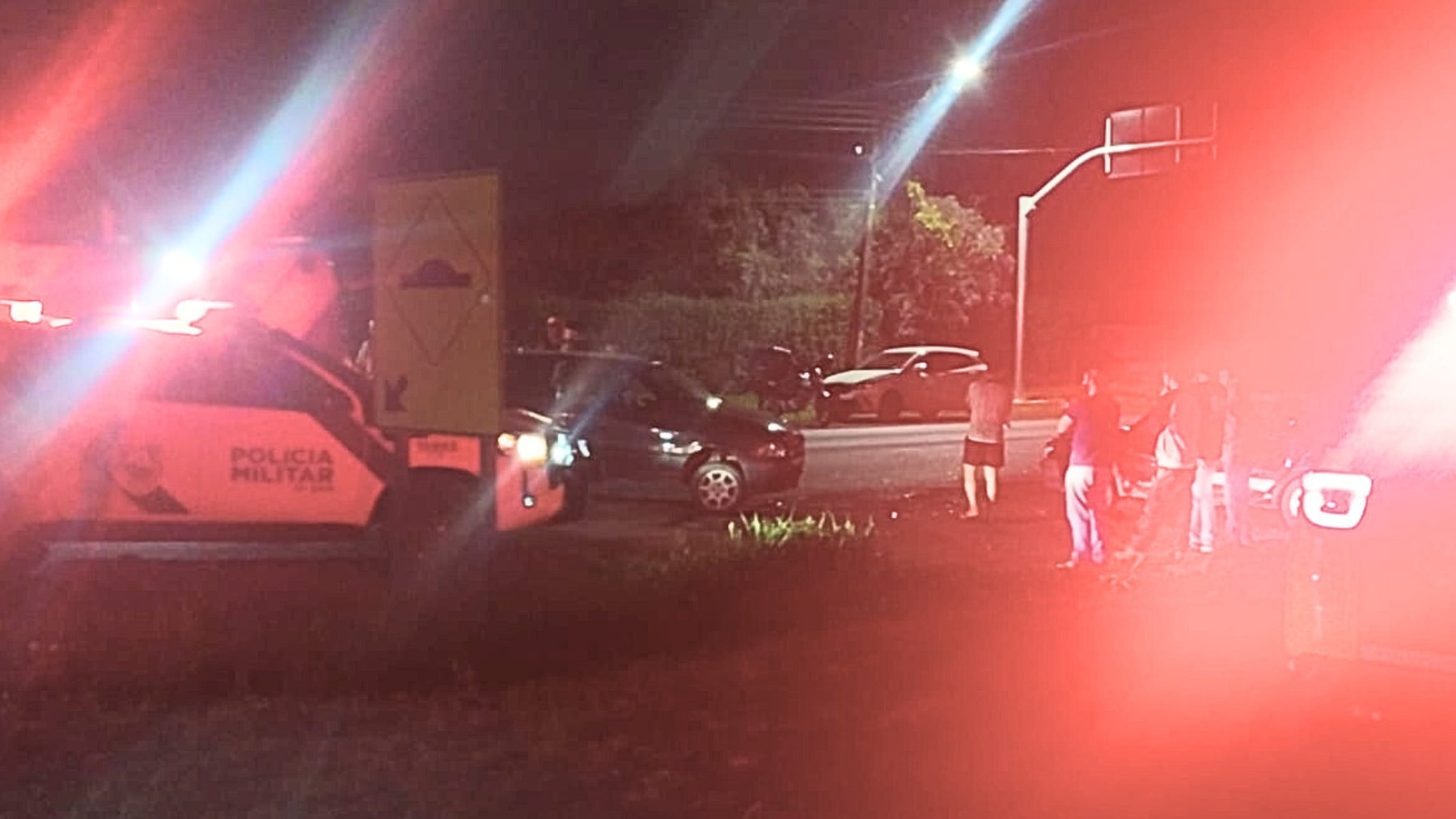 Motorista bate em dois carros, alega que estava sendo perseguido e é preso após admitir que usou crack, no Paraná 