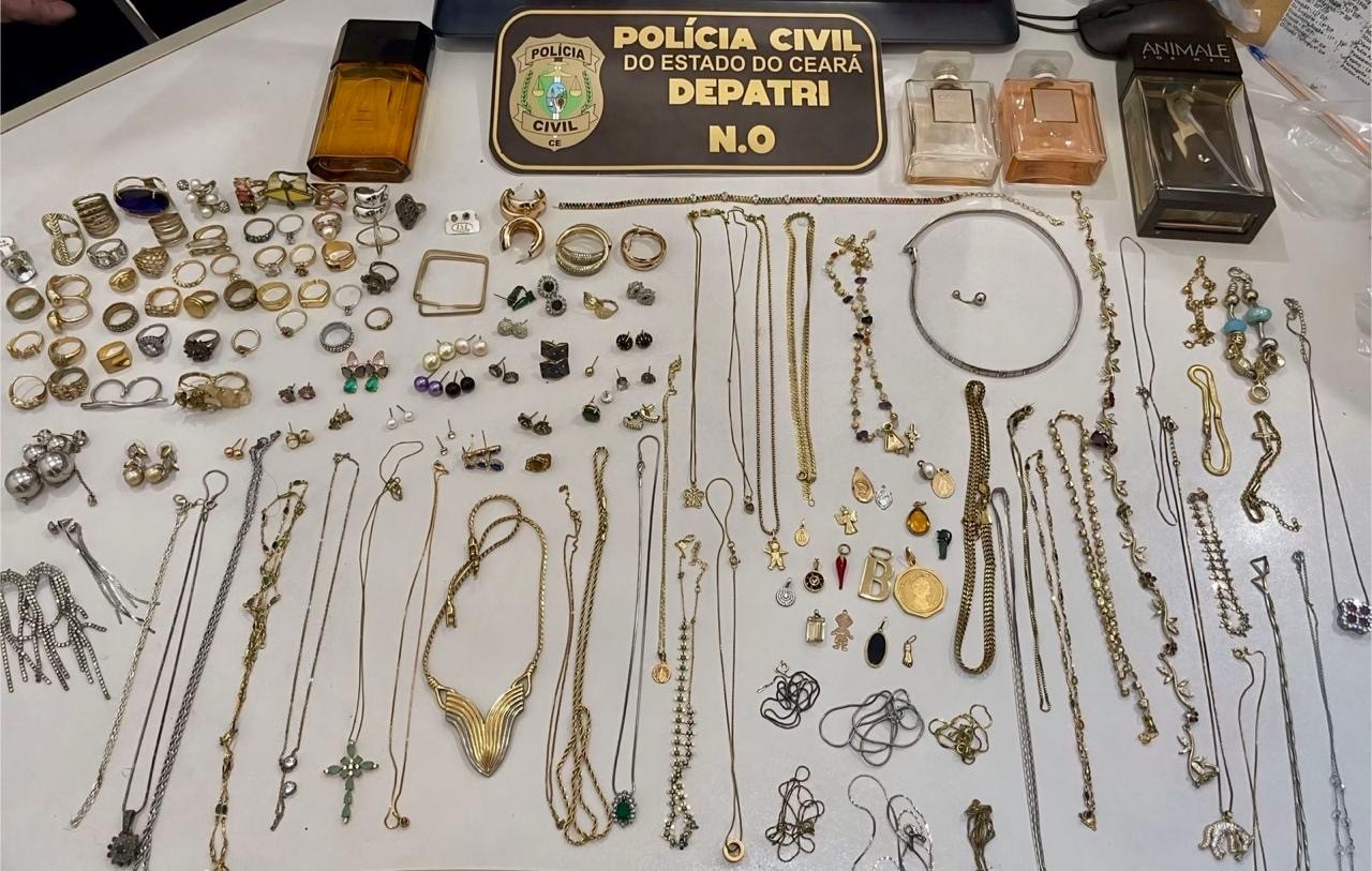 Mulher é presa após furtar mais de R$ 100 mil em joias e relógios de casa de idoso, em Fortaleza