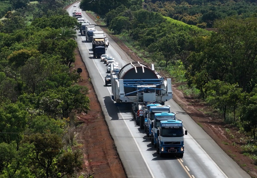 Após percorrer 70 km em 8 horas, megacarga chega ao Triângulo e faz nova parada; entenda