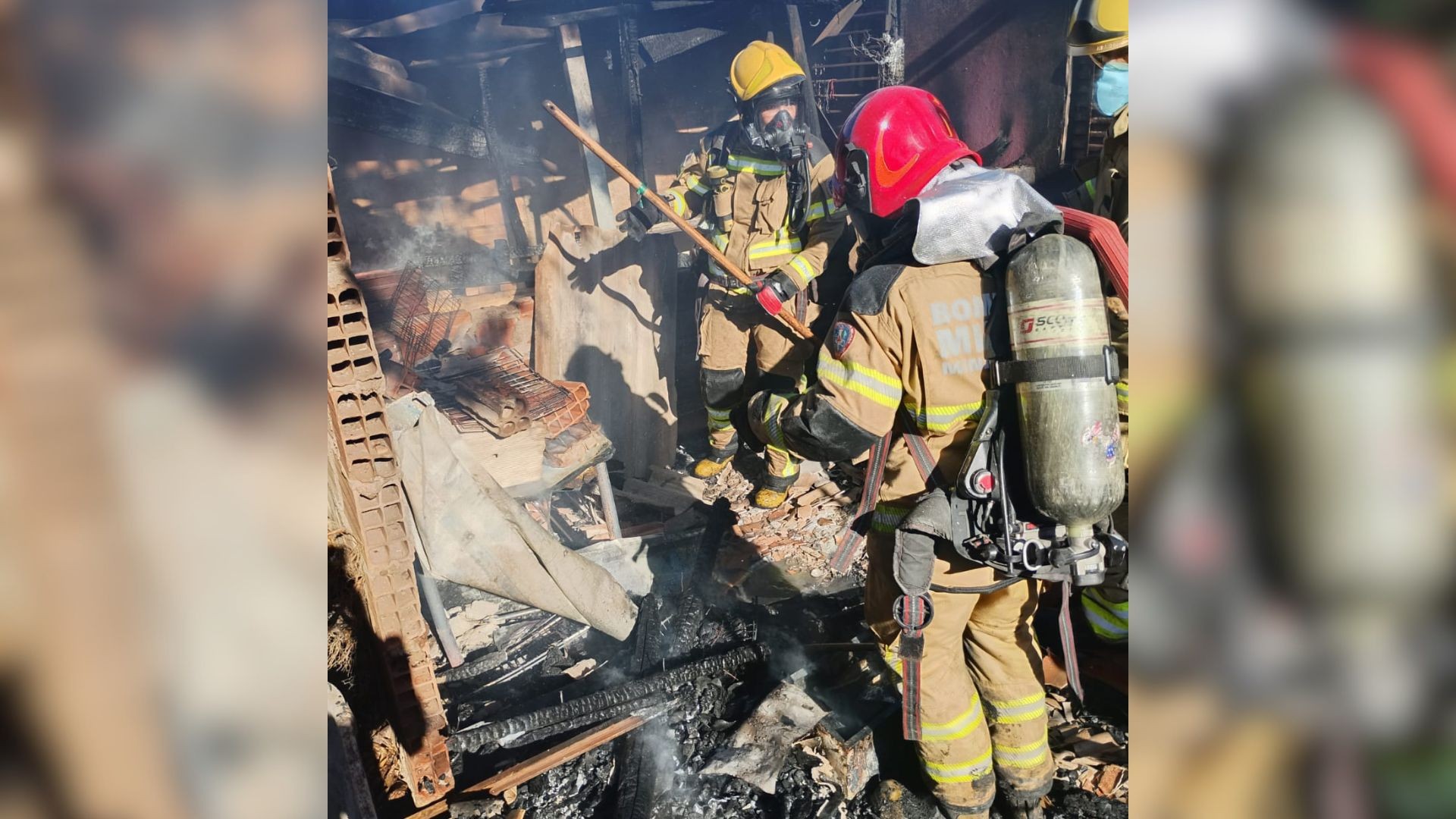 VÍDEO: Idosa coloca fogo em folhas e tem casa incendiada no Residencial Integração, em Uberlândia