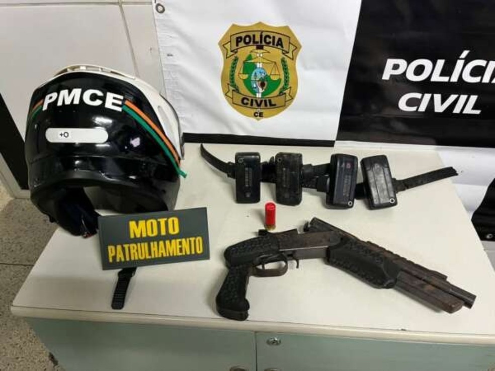 Arma de fogo e tornozeleiras eletrônicas foram apreendidas e levadas a uma delegacia da Polícia Civil. — Foto: Divulgação.