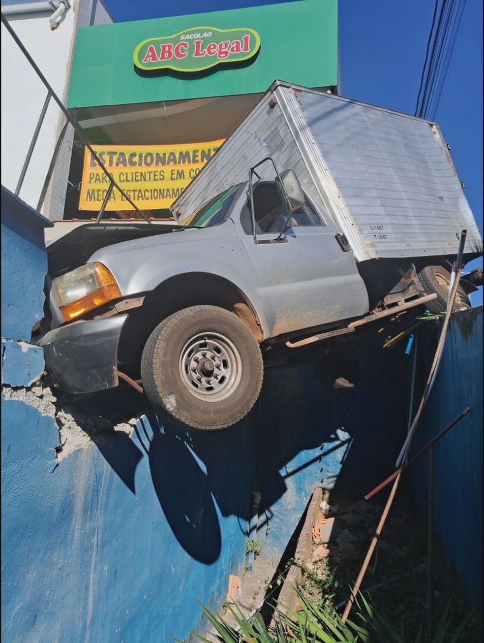 Caminhão atinge muro de creche na Grande BH — Foto: Reprodução/redes sociais