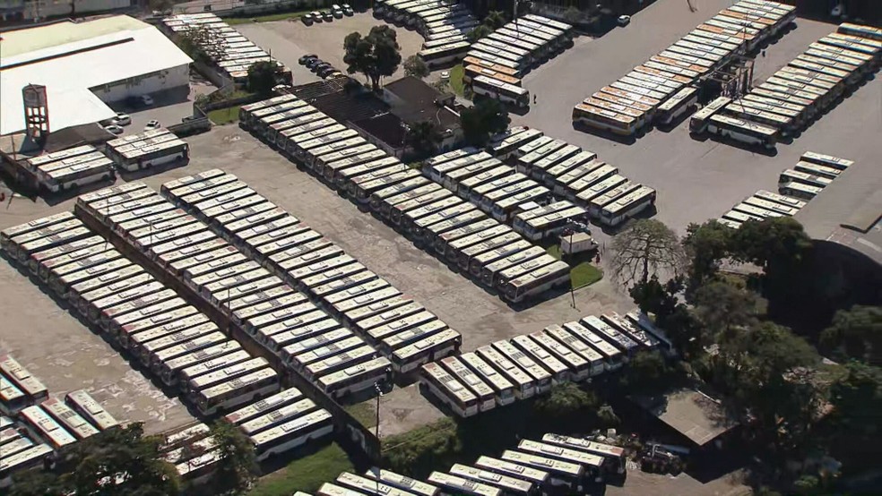 Greve de rodoviários deixa garagens lotadas de ônibus — Foto: Reprodução/TV Globo