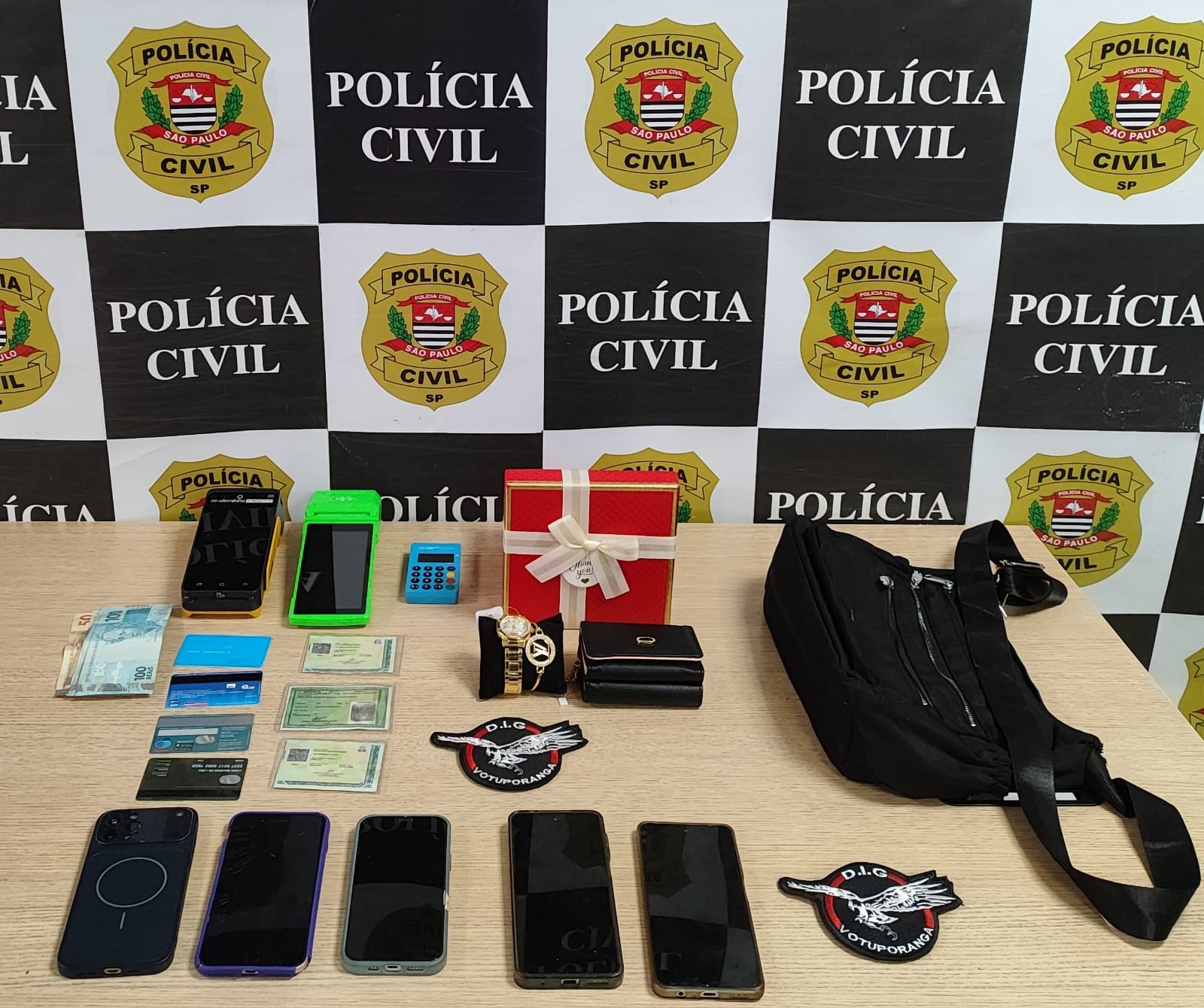 Grupo é preso suspeito de aplicar golpes contra idosos