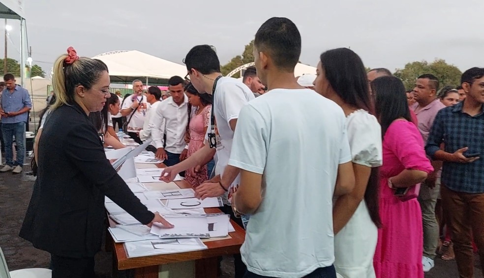Casais receberam certidão de casamento depois da cerimônia — Foto: Melícia Moura/Rádio CBN Rio Branco