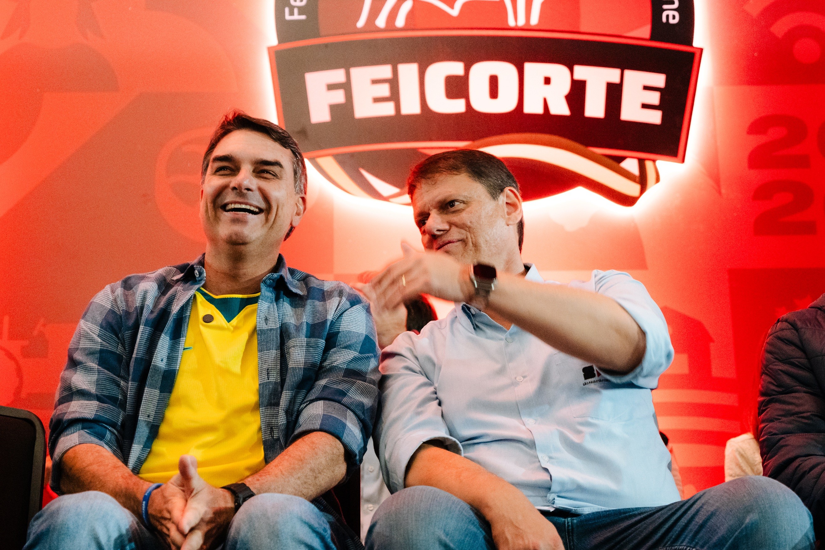 Durante abertura da Feicorte, Flávio Bolsonaro critica Lula e Tarcísio de Freitas anuncia obras para o Oeste Paulista